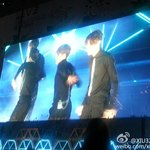 [시우민] 민석이 전광판사진인데 <b>후광</b>이ㅋㅋㅋㅋ