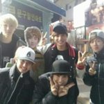 [EXO] 애들 길에서 자기들판넬보고 사진찍던<b>시절</b>ㅋㅋㅋㅋ