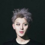 [EXO] 나 스탠딩2번째에서 더워서 이벤트슬로건으로 <b>부채질</b>하고있었는데