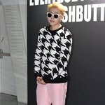 핑크바지를 <b>소화</b>하는 지코의 자세