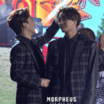 [EXO] 종인이는 종대가 털어주고 준면이는 셀프.<b>gif</b>