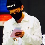 [EXO] 하나같이 다들 <b>핸드폰</b>을 보네