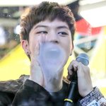 유리벽도 막지 못한 아이돌 팬서비스