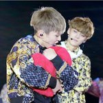 [EXO] 기분좋으니 둘기즈 지워드림 댓에 사진올려