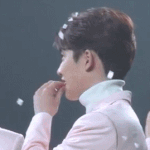 [EXO] 도경수 <b>꽃잎</b> 퉤퉤 ㅇㅉ