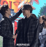 [EXO] 이거 움짤 뒤에 며니 <b>셀프</b>쓰담임?