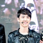 [EXO] <b>데뷔</b>초때 경수 대포에 맞아서 눈부었잖아