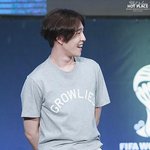 화이트 <b>팬츠</b> 입은 아이돌들