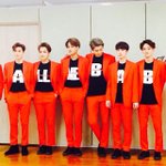 [EXO] 단체사진 올려놓고 카이 <b>다리</b>봐요 ㄷㄷ