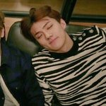 [EXO] 훈이 턱살 저것밖에 안나오는데 경이롭다