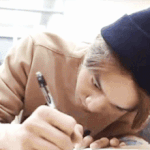 [카이] 종인이 편지쓰는 움짤+<b>애플힙</b>