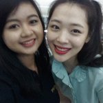 [<b>최진리</b>] 설리 공항에서  팬분이랑 사진찍음