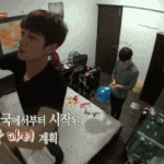 <b>풍선</b> 못 묶는 아이돌.gif