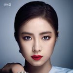 화보속 女배우의 <b>강렬</b>한 눈빛