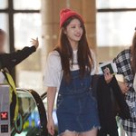 멜빵치마입고 출국하는 러블리즈 이미주