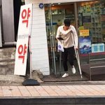 [엑소] <b>목발</b> 짚고 혼자서 약국 갔다오는 타오