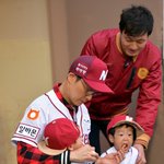 <b>패대기</b> 시구 제대로 보여준 쌍둥이 서준이ㅋㅋㅋㅋㅋㅋㅋ