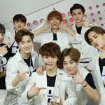 [EXO] 지금 나오는 팬들 응원법 <b>이융</b>위웅~