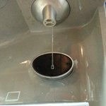 [꼭봐주세요] 정수기에서 <b>본드</b>같은게 나왔어요