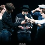 마이크 <b>몰이</b> 장난치는 男아이돌