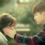 [EXO] 야이거 경수손이큰거냐 쟤얼굴이작은거냐