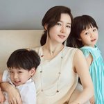 [모든팬덤] 최근 쌍둥이 <b>자녀</b>들과 화보 찍은 이영애ㅎㄷㄷ