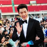 레드카펫 <b>남신</b>등장한 김우빈
