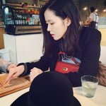 <b>각도</b>나 기술이 따로 필요없는 女스타들 셀카