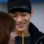 [CHEN] +추가)종대목격담중 군모쓴 종대 모습 대충이건가?