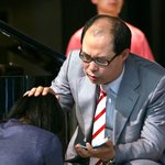 성추행에 가장 근접한 목사포즈