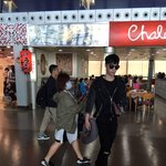 [EXO] 장사장님 한국 들어 <b>오네</b>