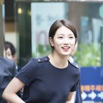 눈빛에서 사랑을 쏟아내는 수지