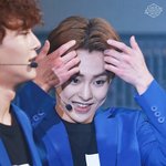 [EXO] 민석이 손 <b>의외</b>로다부지다