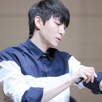 정성 담아 <b>사인</b>하는 아이돌들