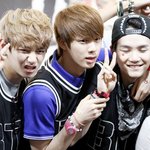 사이 좋게 어깨<b>동무</b>한 아이돌