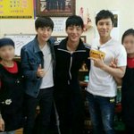 [EXO] 김<b>dong</b>완?? 이분 왜 손모양이..?