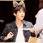 머리에 <b>리본</b>을 단 男아이돌들