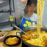 [EXO] 심심해서 라면먹방보고있음..