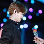 [EXO] 와 이번 경광봉은 <b>사야</b>해