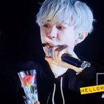 [백현] 찬열이 꽃줄때 표정 최소 내표정