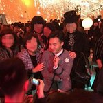 [모든팬덤] 부자 아줌마들 사이에서 <b>진땀</b>빼는 아이돌ㅠ.jpg