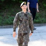 오늘자 <b>제대</b>한 송중기