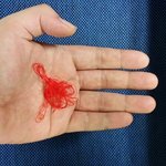 <b>손위</b>에 빨간실...