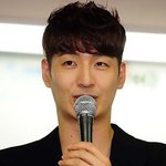 [댓글부탁] 손호영 닮은 남자 어떤건가요?