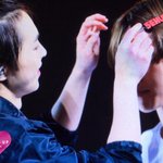 [EXO] 민석이가 백현이한테 <b>머리핀</b> 꽂아줌