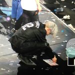 [EXO] 열심히 슬로건 고치고있는 찬열이