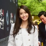 앞머리 옆으로 넘긴 윤아 비주얼