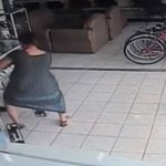 [모바일잡지] 신종 수법! 치마로 tv 훔치기