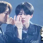 [카이] 여기저기 귓속말하고 다니는 카이~