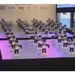 100대의 로봇의 칼군무